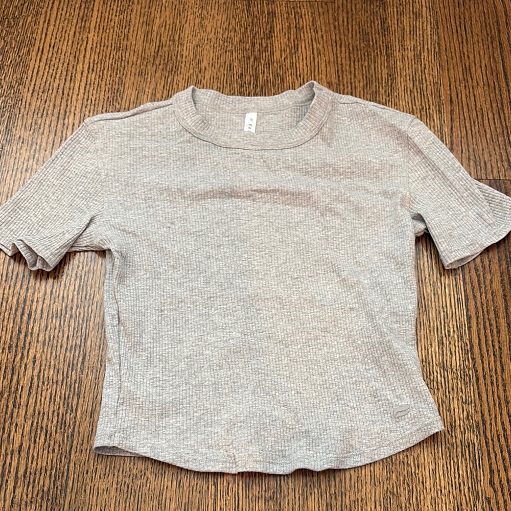 Fabletics Gray Crop T-Shirt Short Sleeve Fitted